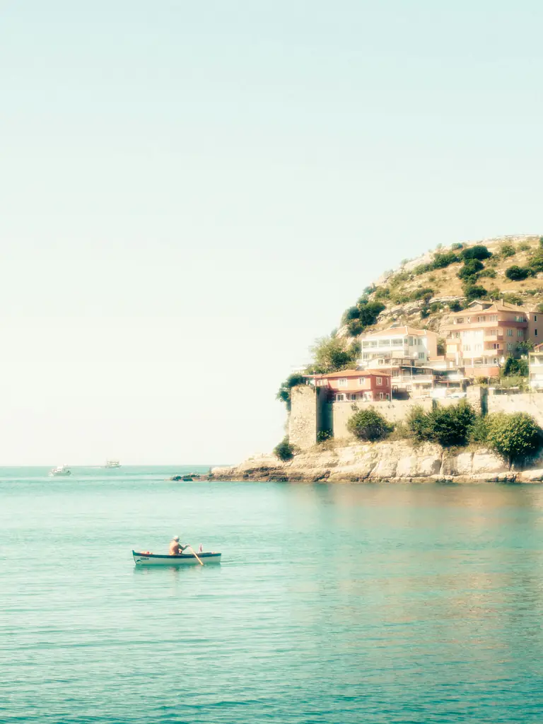 Amasra açıklarında sakin denizde küçük bir sandal